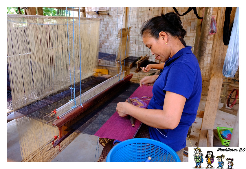 mujer tejiendo laos