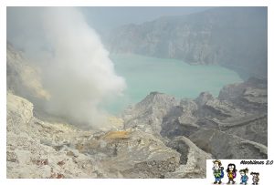 Lee más sobre el artículo Subida al cráter del volcan Ijen y su lago ácido de color turquesa