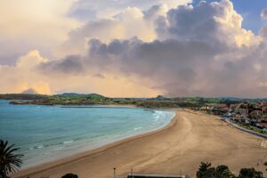 Lee más sobre el artículo Las mejores playas de arena fina de España están en Suances