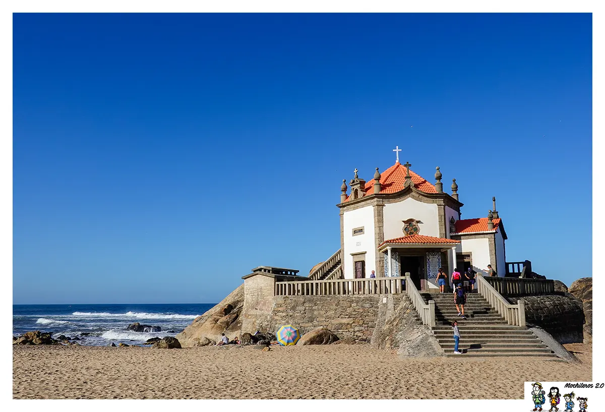 La iglesia en la playa de Portugal