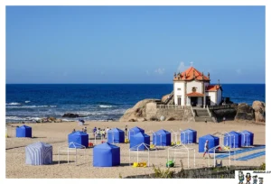 Lee más sobre el artículo Capela do Senhor da Pedra, iglesia en la playa a un paso de Oporto