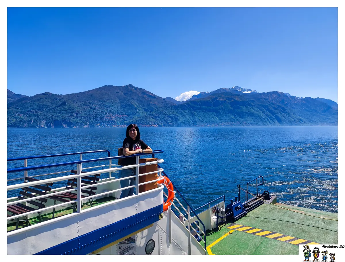 Ferry recorriendo el Lago Como