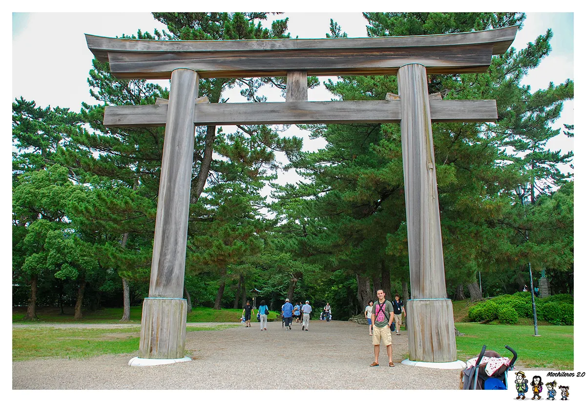 Torii de acceso a Izumo Taisha