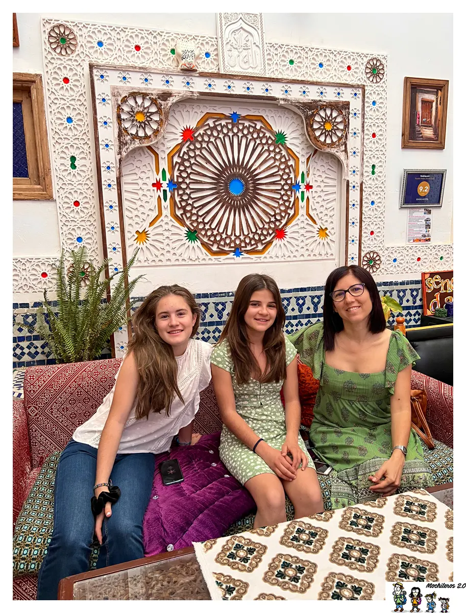 Salón en el patio central de nuestro alojamiento en Fez