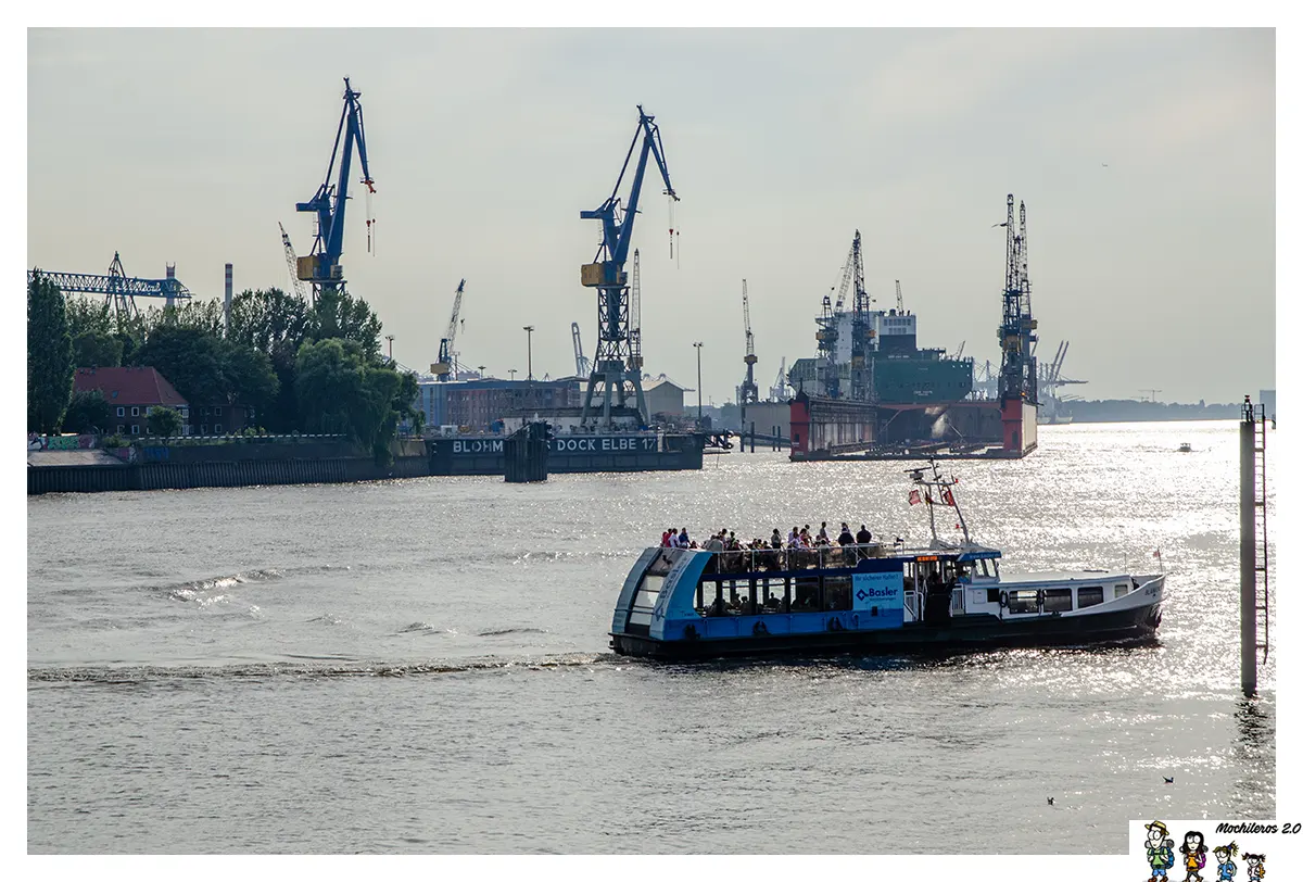 Barco navegando por el Puerto de Hamburgo