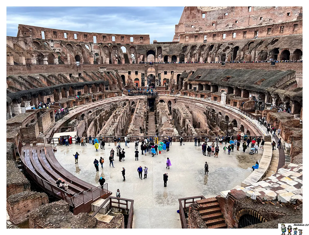 Vista de la arena del Coliseo de Roma