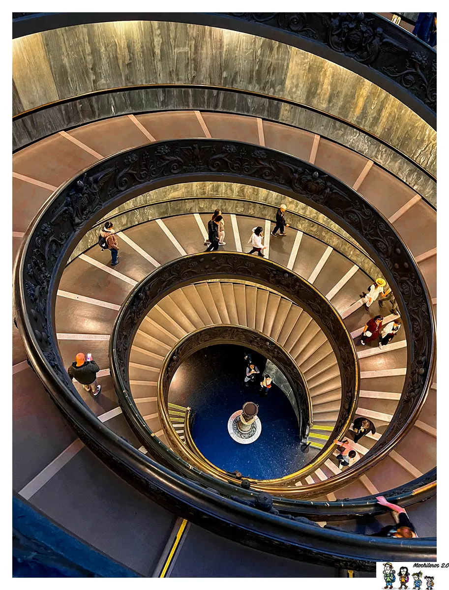 Escalera helicoidal inspirada en la Escalera de Bramante, Museos Vaticanos
