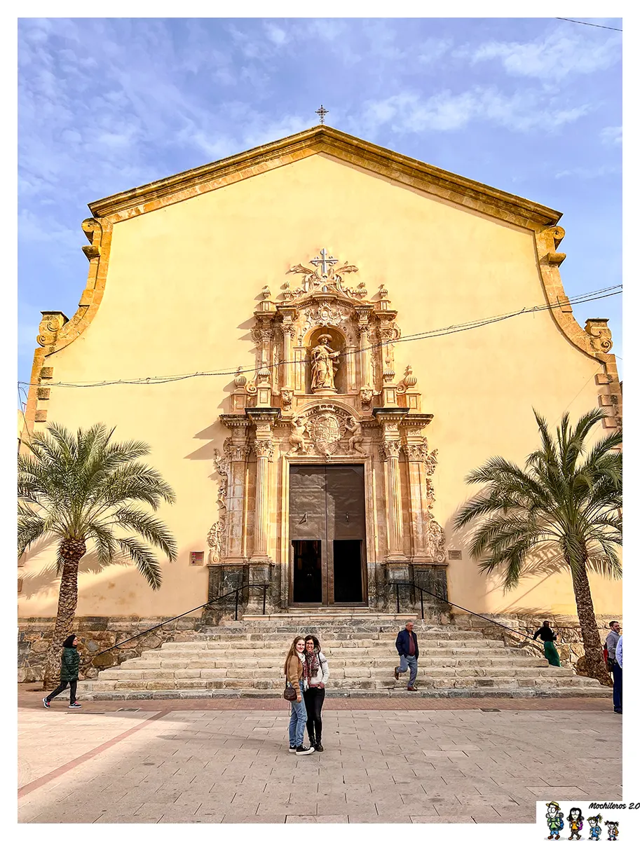 Iglesia de Santiago Apostol en Albatera, con su portada barroca