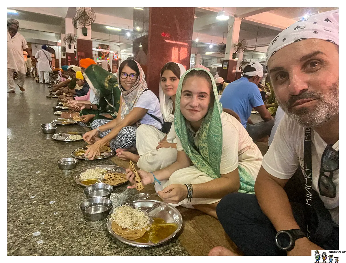 Comiendo en el comedor del Templo Sij de Amritsar