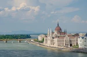 Lee más sobre el artículo Parlamento de Budapest, uno de los más grandes Europa