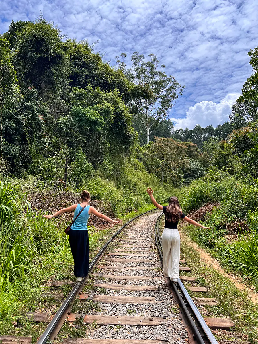 Ruta por las vías del tren hasta Ella