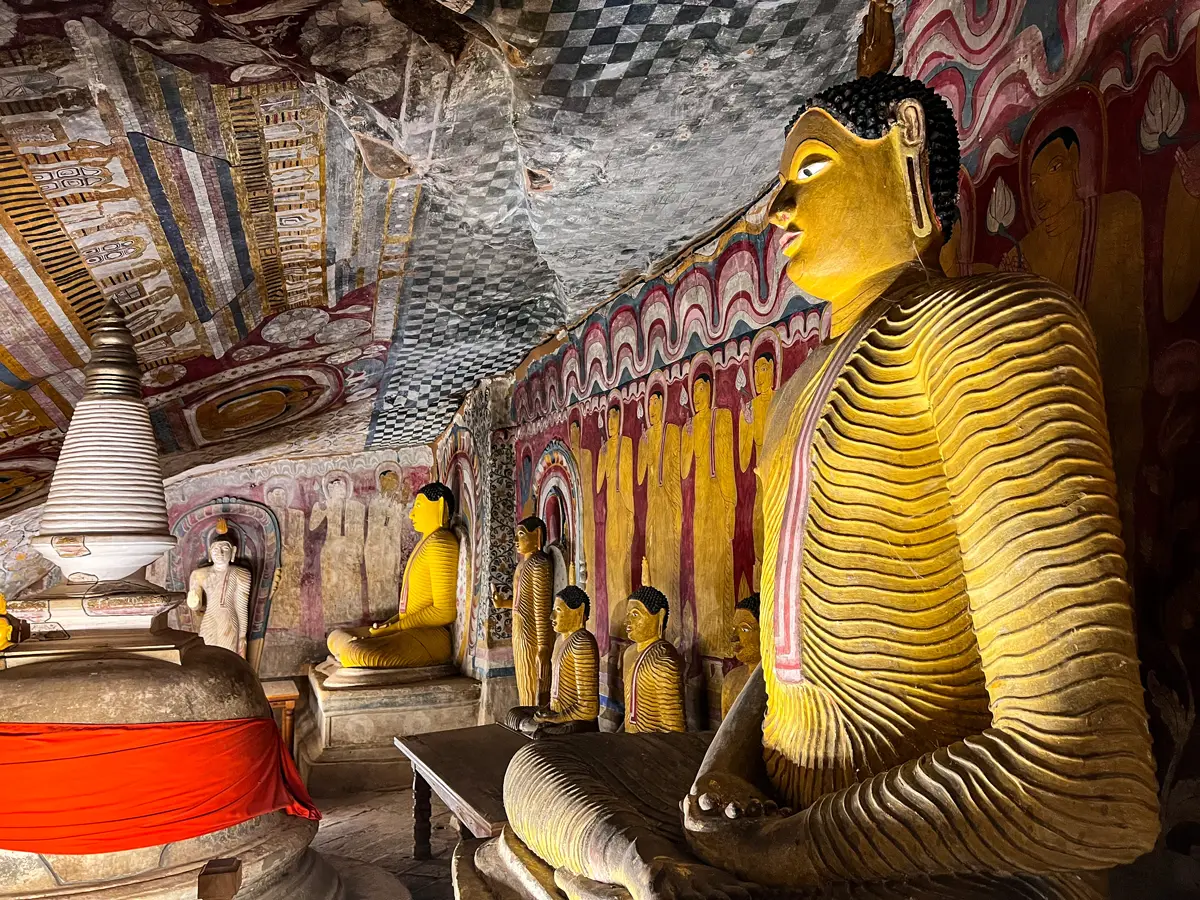 Budas en las Cuevas de Dambulla