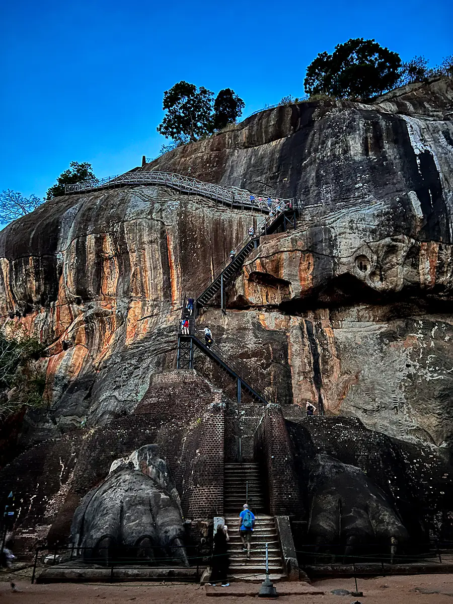Escaleras de subida a la Roca del León de Sigiriya
