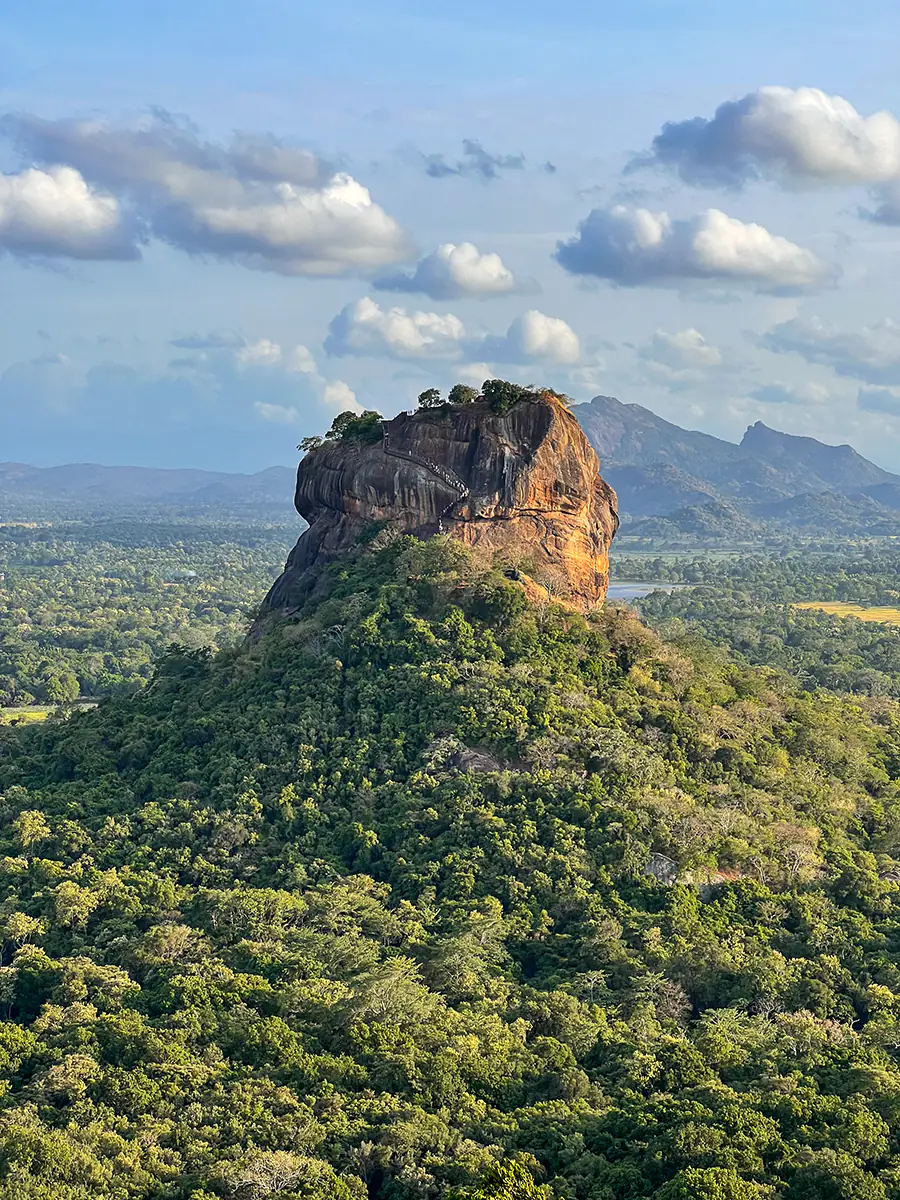 Vista de Sigiriya Lion`s Rock desde Pindurangala