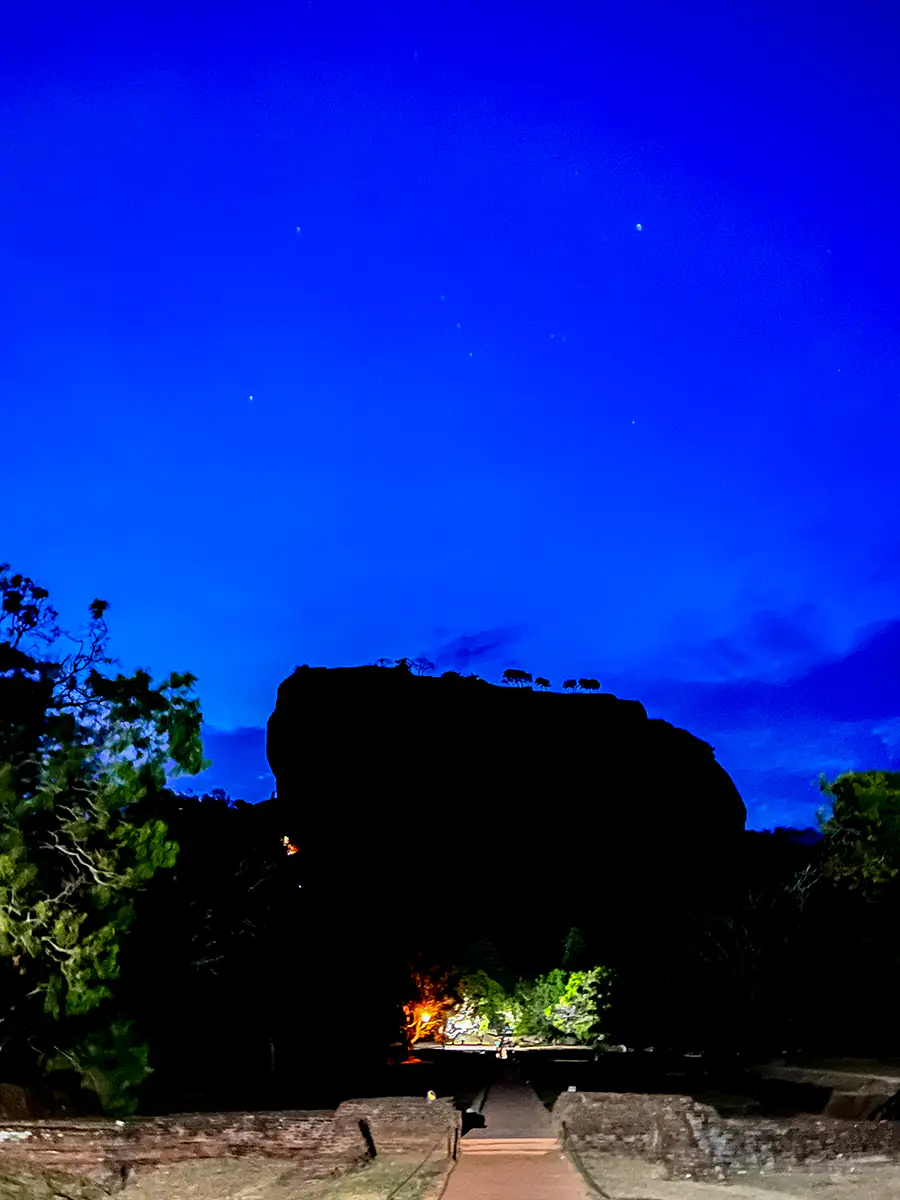 Entrada a Lion Rock antes de amanecer