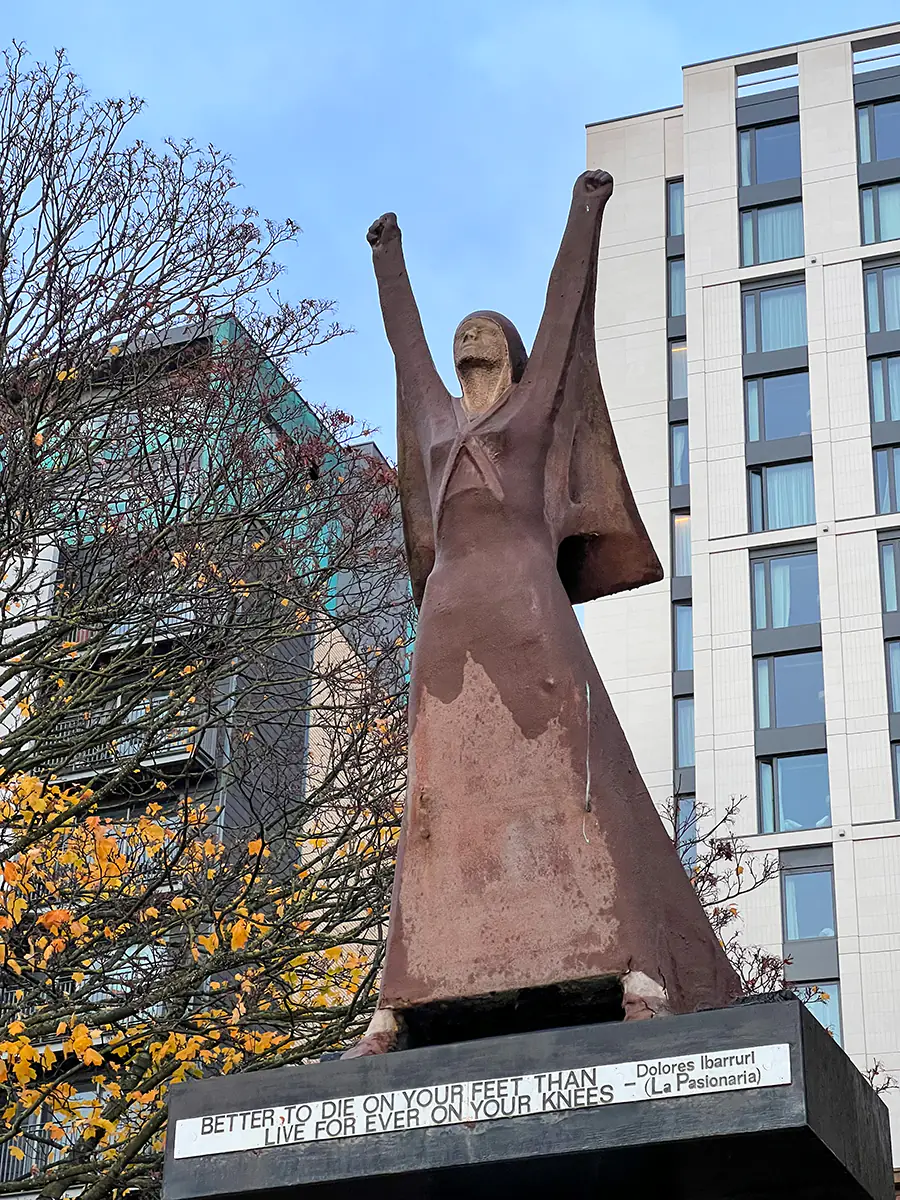 Estatua de la Pasionaria en Glasgow