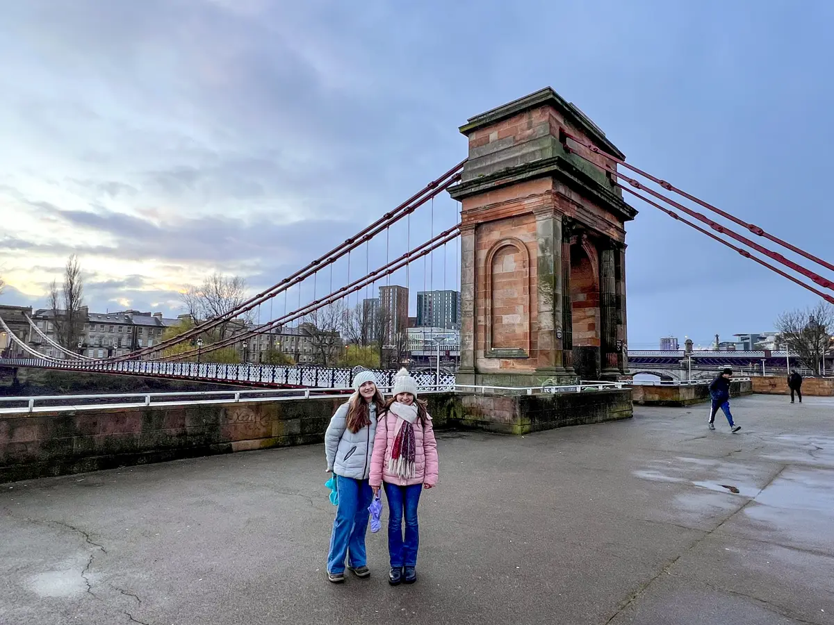 Paseo junto al río en Glasgow